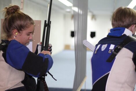 Jeugd schutters in actie op de schietbaan